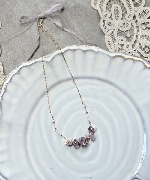 m.soeur（エムスール）の「ランタナとガラスビーズのネックレス（ネックレス・レディース・グレー/ホワイト/ブラック・FREE）」の11枚目の写真