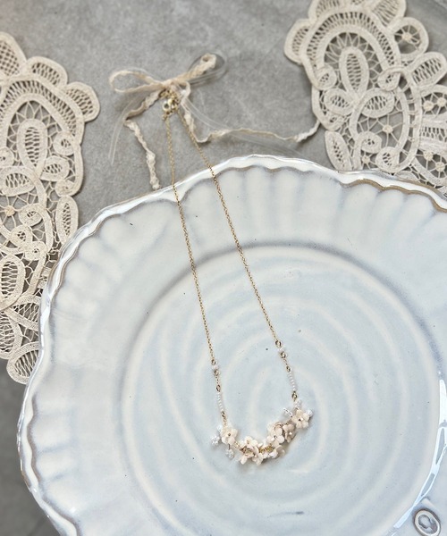 m.soeur（エムスール）の「ランタナとガラスビーズのネックレス（ネックレス・レディース・グレー/ホワイト/ブラック・FREE）」の4枚目の写真