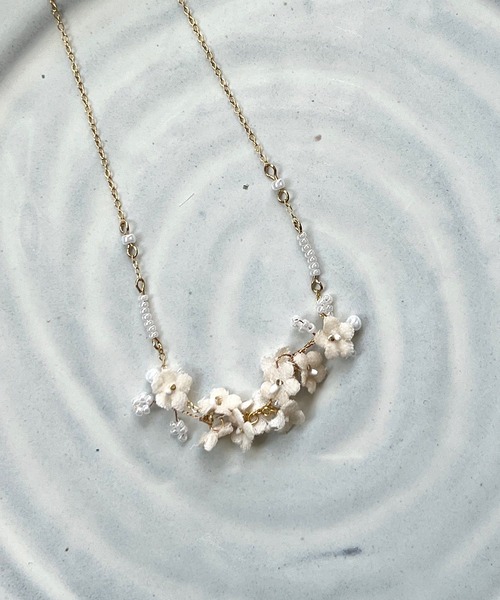 m.soeur（エムスール）の「ランタナとガラスビーズのネックレス（ネックレス・レディース・グレー/ホワイト/ブラック・FREE）」の5枚目の写真