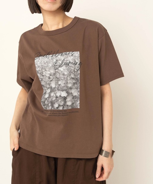 RNA-N(アールエヌエーエヌ)の「M2648 small flower フォトT(Tシャツ/カットソー・レディース・オフホワイト/ブラウン/ベージュ・FREE)」の2枚目の写真
