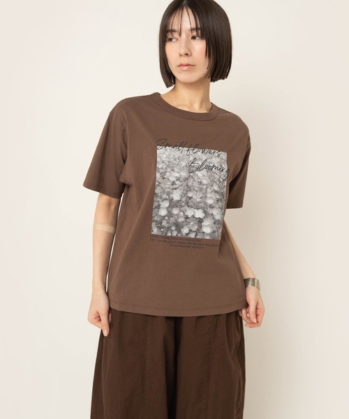 RNA-N(アールエヌエーエヌ)の「M2648 small flower フォトT(Tシャツ/カットソー・レディース・オフホワイト/ブラウン/ベージュ・FREE)」の6枚目の写真