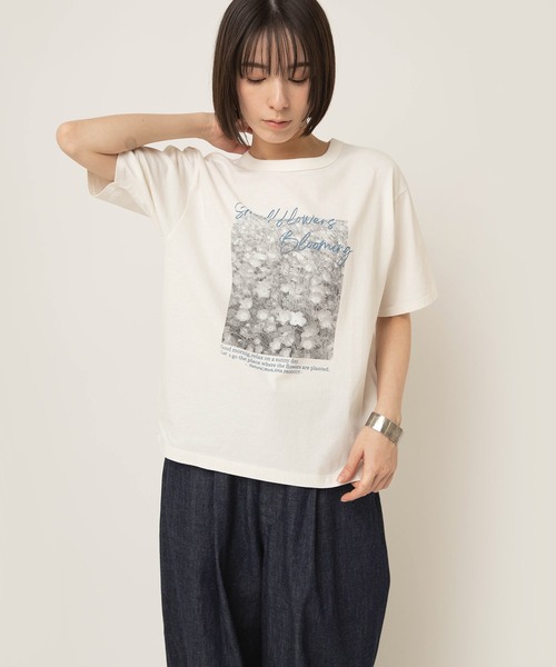 RNA-N(アールエヌエーエヌ)の「M2648 small flower フォトT(Tシャツ/カットソー・レディース・オフホワイト/ブラウン/ベージュ・FREE)」の4枚目の写真