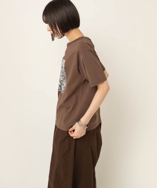 RNA-N(アールエヌエーエヌ)の「M2648 small flower フォトT(Tシャツ/カットソー・レディース・オフホワイト/ブラウン/ベージュ・FREE)」の7枚目の写真