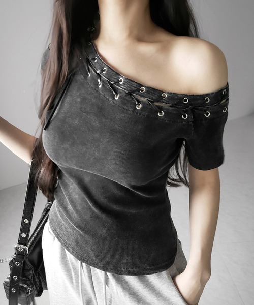 me+em select(ミームセレクト)の「※※【 2color 】ヴィンテージカットアウトレースアップ半袖ワンショルリブトップス / vintage cutout laceup short sleeve one shoulder lib tops(Tシャツ/カットソー・レディース・ブラック/ライトグレー・FREE)」の2枚目の写真