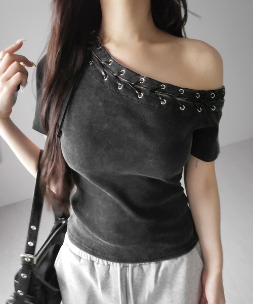me+em select(ミームセレクト)の「※※【 2color 】ヴィンテージカットアウトレースアップ半袖ワンショルリブトップス / vintage cutout laceup short sleeve one shoulder lib tops(Tシャツ/カットソー・レディース・ブラック/ライトグレー・FREE)」の13枚目の写真