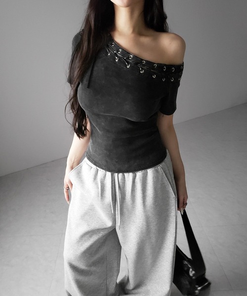 me+em select(ミームセレクト)の「※※【 2color 】ヴィンテージカットアウトレースアップ半袖ワンショルリブトップス / vintage cutout laceup short sleeve one shoulder lib tops(Tシャツ/カットソー・レディース・ブラック/ライトグレー・FREE)」の17枚目の写真