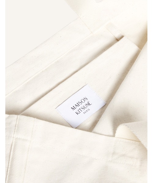 Maison Kitsune（メゾンキツネ）の「DRESSED FOX TOTE（トートバッグ・メンズ・アイボリー・U）」の6枚目の写真