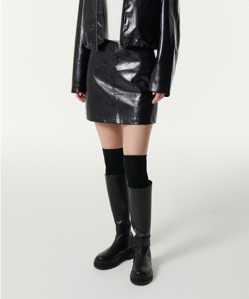 MUSINSA STANDARD WOMAN（ムシンサスタンダードウーマン）の「ウィメンズパテント合成皮革ミニスカート[ブラック]（スカート・レディース・その他・SMALL/X-SMALL/MEDIUM/LARGE）」の2枚目の写真