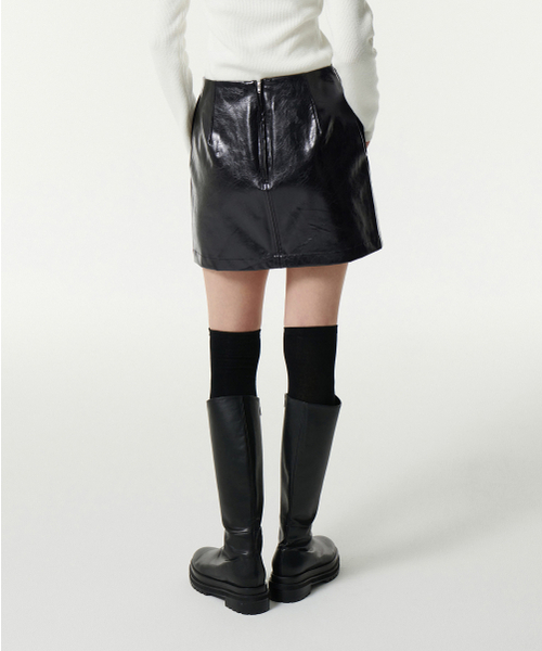 MUSINSA STANDARD WOMAN（ムシンサスタンダードウーマン）の「ウィメンズパテント合成皮革ミニスカート[ブラック]（スカート・レディース・その他・SMALL/X-SMALL/MEDIUM/LARGE）」の3枚目の写真