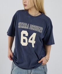 SIERRA DESIGNS（シェラデザイン）の「【Good On × SIERRA DESIGNS】64 カレッジロゴ プリントTシャツ（Tシャツ/カットソー）」