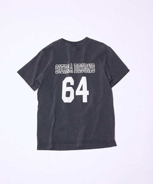 SIERRA DESIGNS(シェラデザイン)の「【Good On × SIERRA DESIGNS】64 カレッジロゴ プリントTシャツ(Tシャツ/カットソー・レディース・アイボリー/ブラック/ブラウン/ネイビー・フリー)」の2枚目の写真