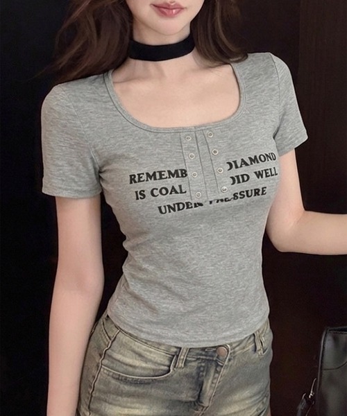 lilful（リルフル）の「【26年春夏新作】フロントボタンメッセージレタリングＴシャツ（Tシャツ/カットソー・レディース・ブラック/グレー/ホワイト・F）」の3枚目の写真