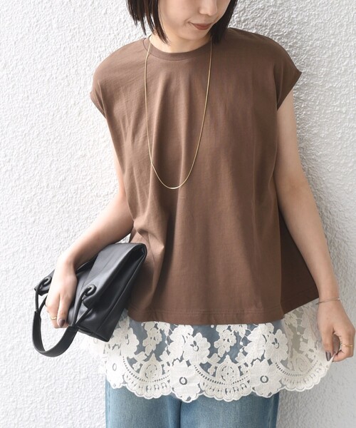 SHIPS Colors(シップス カラーズ)の「SHIPS Colors:〈手洗い可能〉レースヘム フレンチスリーブ チュニック(Tシャツ/カットソー・レディース・オフホワイト/ブラック/ブラウン・ONE SIZE)」の2枚目の写真