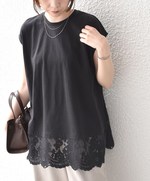 SHIPS Colors(シップス カラーズ)の「SHIPS Colors:〈手洗い可能〉レースヘム フレンチスリーブ チュニック(Tシャツ/カットソー・レディース・オフホワイト/ブラック/ブラウン・ONE SIZE)」の1枚目の写真