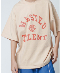 KRNR（クルナル）の「TALENT オーバーサイズヴィンテージグラフィックジュニア半袖Tシャツ_サンドベージュ（Tシャツ/カットソー）」