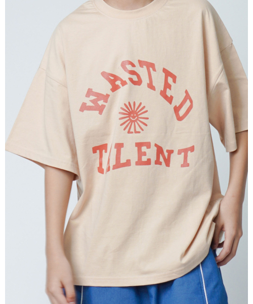 KRNR(クルナル)の「TALENT オーバーサイズヴィンテージグラフィックジュニア半袖Tシャツ_サンドベージュ(Tシャツ/カットソー・レディース・その他・130/140/150/160)」の1枚目の写真