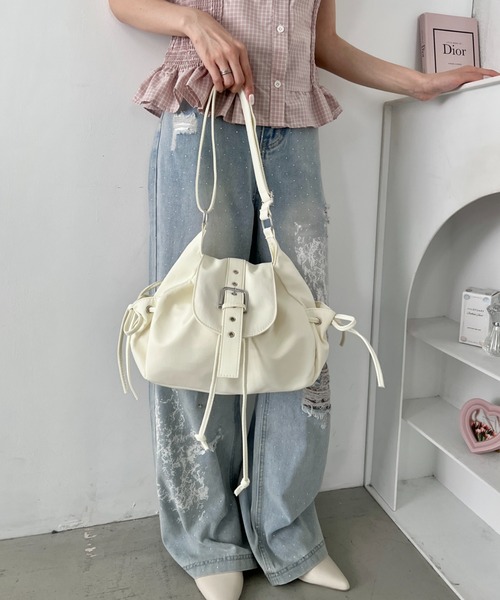 Loueme(ルエム)の「【500mlペットボトル収納可】サイドリボンベルトナイロンショルダーバッグ(ショルダーバッグ・レディース・ライトブルー/ピンク/アイボリー/ブラック・FREE)」の8枚目の写真