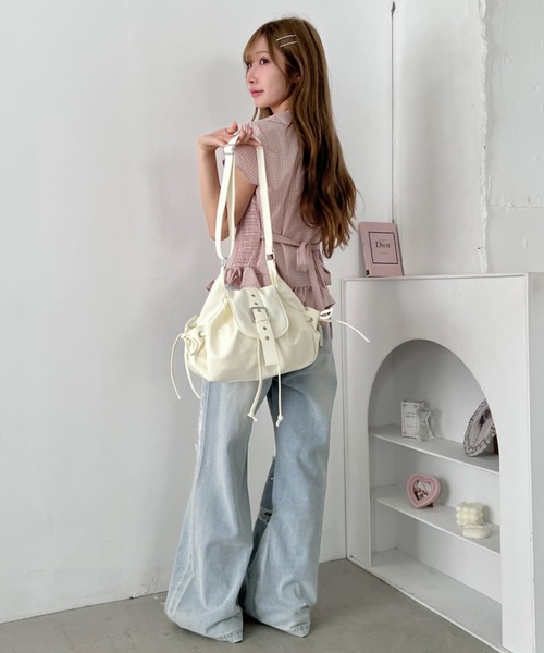 Loueme(ルエム)の「【500mlペットボトル収納可】サイドリボンベルトナイロンショルダーバッグ(ショルダーバッグ・レディース・ライトブルー/ピンク/アイボリー/ブラック・FREE)」の9枚目の写真