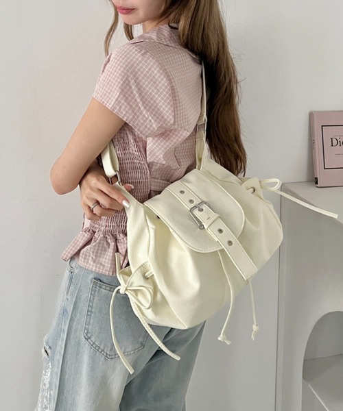 Loueme(ルエム)の「【500mlペットボトル収納可】サイドリボンベルトナイロンショルダーバッグ(ショルダーバッグ・レディース・ライトブルー/ピンク/アイボリー/ブラック・FREE)」の5枚目の写真