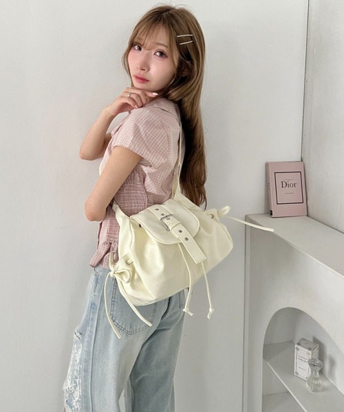 Loueme(ルエム)の「【500mlペットボトル収納可】サイドリボンベルトナイロンショルダーバッグ(ショルダーバッグ・レディース・ライトブルー/ピンク/アイボリー/ブラック・FREE)」の6枚目の写真