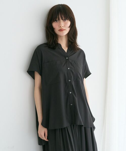 YECCA VECCA(イェッカヴェッカ)の「【接触冷感】ポケットスキッパーシャツ【セットアップ対応】(シャツ/ブラウス・レディース・ブルー/チャコールグレー/グレイッシュベージュ・FREE)」の4枚目の写真
