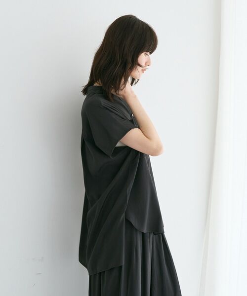 YECCA VECCA(イェッカヴェッカ)の「【接触冷感】ポケットスキッパーシャツ【セットアップ対応】(シャツ/ブラウス・レディース・ブルー/チャコールグレー/グレイッシュベージュ・FREE)」の6枚目の写真