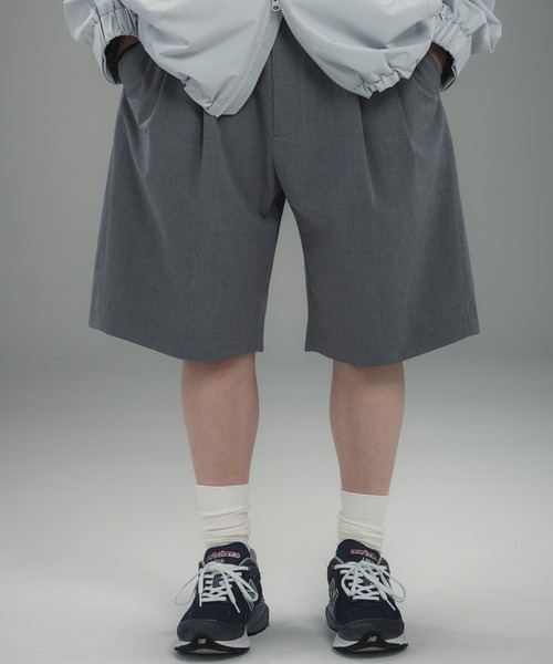 +phenix(プラスフェニックス)の「+phenix(プラスフェニックス)2-TUCK HALF SLACKS / ツータック ハーフスラックス(その他パンツ・メンズ・グレー/チャコール/ブラック・L/S/M)」の1枚目の写真