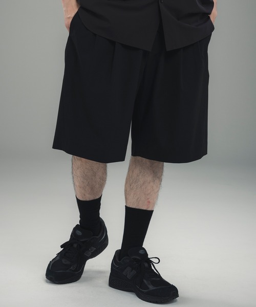 +phenix(プラスフェニックス)の「+phenix(プラスフェニックス)2-TUCK HALF SLACKS / ツータック ハーフスラックス(その他パンツ・メンズ・グレー/チャコール/ブラック・L/S/M)」の2枚目の写真
