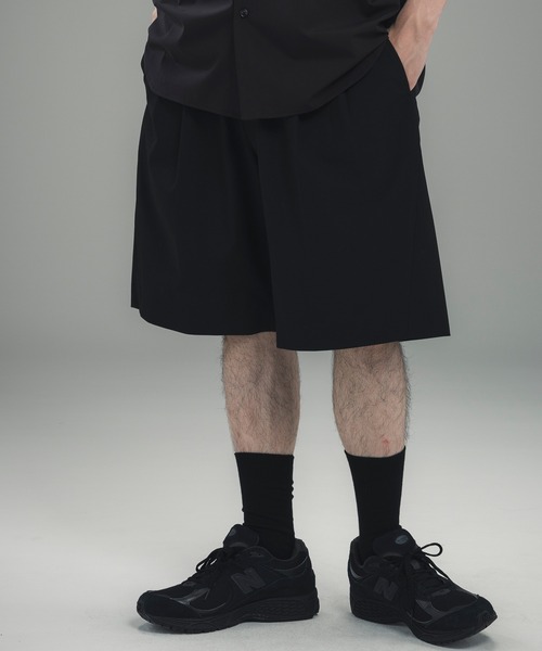 +phenix(プラスフェニックス)の「+phenix(プラスフェニックス)2-TUCK HALF SLACKS / ツータック ハーフスラックス(その他パンツ・メンズ・グレー/チャコール/ブラック・L/S/M)」の4枚目の写真