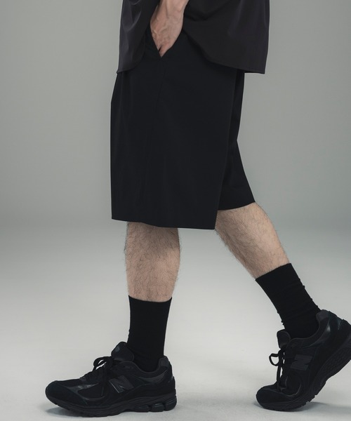 +phenix(プラスフェニックス)の「+phenix(プラスフェニックス)2-TUCK HALF SLACKS / ツータック ハーフスラックス(その他パンツ・メンズ・グレー/チャコール/ブラック・L/S/M)」の5枚目の写真