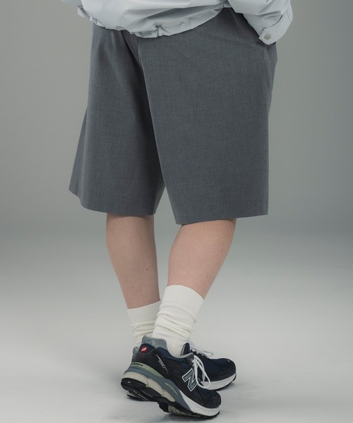 +phenix(プラスフェニックス)の「+phenix(プラスフェニックス)2-TUCK HALF SLACKS / ツータック ハーフスラックス(その他パンツ・メンズ・グレー/チャコール/ブラック・L/S/M)」の15枚目の写真