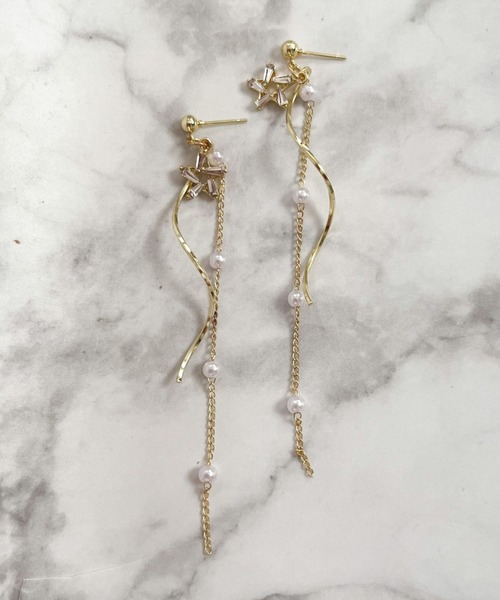 yu-ka(ユーカ)の「YU-KA:ウェーブラインロングピアス Wave-shaped long earrings(ピアス(両耳用)・レディース・ゴールド・FREE)」の2枚目の写真