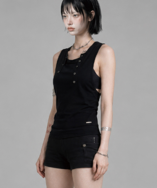 ETRE AU SOMMET(エトレオソメ)の「Two-Line Button Short Sleeveless (Black)(Tシャツ/カットソー・レディース・その他・FREE)」の2枚目の写真