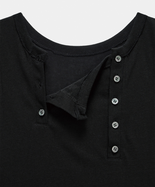 ETRE AU SOMMET(エトレオソメ)の「Two-Line Button Short Sleeveless (Black)(Tシャツ/カットソー・レディース・その他・FREE)」の7枚目の写真