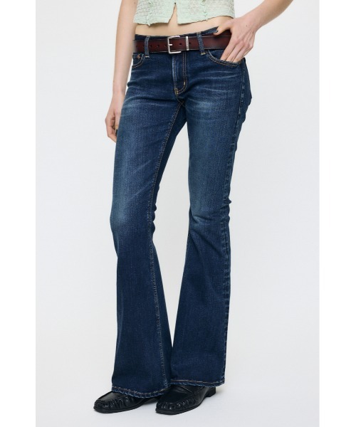 MOUSSY（マウジー）の「【26年AW新作】LOWRISE Rebirth BOOTCUT（デニムパンツ・レディース・ワンウォッシュ/ダークブルー・25inch/26inch/24inch/23inch）」の4枚目の写真