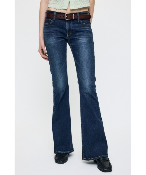 MOUSSY（マウジー）の「【26年AW新作】LOWRISE Rebirth BOOTCUT（デニムパンツ・レディース・ワンウォッシュ/ダークブルー・25inch/26inch/24inch/23inch）」の6枚目の写真