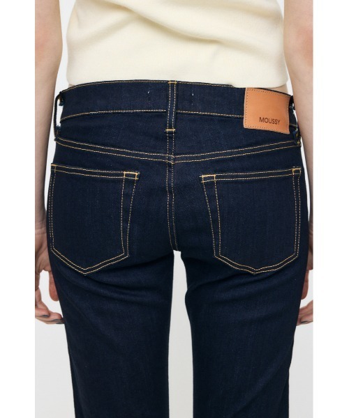 MOUSSY（マウジー）の「【26年AW新作】LOWRISE Rebirth BOOTCUT（デニムパンツ・レディース・ワンウォッシュ/ダークブルー・25inch/26inch/24inch/23inch）」の16枚目の写真