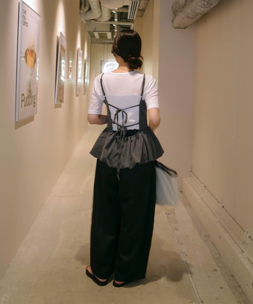 ISOOK（アイスー）の「バックリボンペプラムキャミソールビスチェ(eri. select) / キャミビスチェ レイヤード 重ね着 チュニック（キャミソール・レディース・ダークグレー/ブラック・FREE）」の7枚目の写真