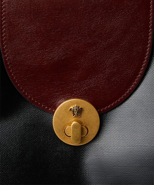 VERSACE（ヴェルサーチ）の「ヴィヴィアン ラージ コーティング キャンバス トート（トートバッグ・レディース・ブラック・ONE SIZE）」の3枚目の写真