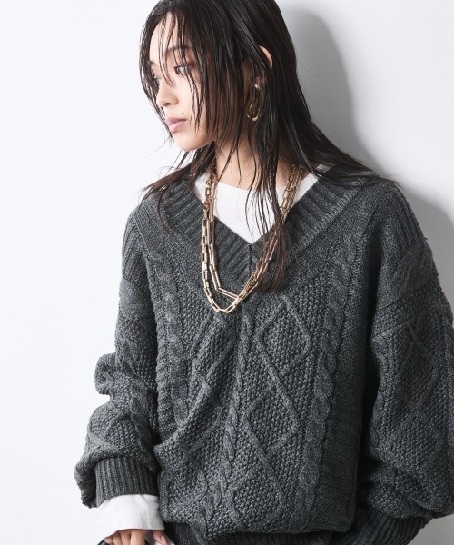 CHIC STYLE(シックスタイル)の「ケーブル編Vネックロングスリーブニットプルオーバー<大きいサイズ有>シックスタイル(ニット/セーター・レディース・アイボリー/グレー/キャメル・5L/4L/3L/LL/L/M)」の3枚目の写真