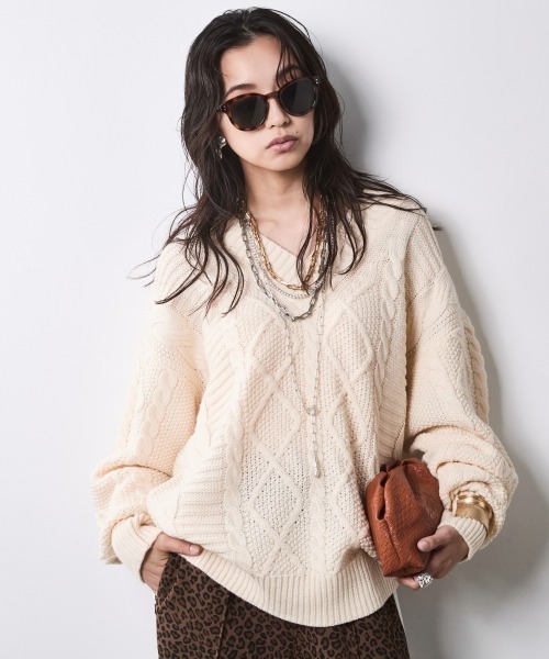 CHIC STYLE(シックスタイル)の「ケーブル編Vネックロングスリーブニットプルオーバー<大きいサイズ有>シックスタイル(ニット/セーター・レディース・アイボリー/グレー/キャメル・5L/4L/3L/LL/L/M)」の2枚目の写真