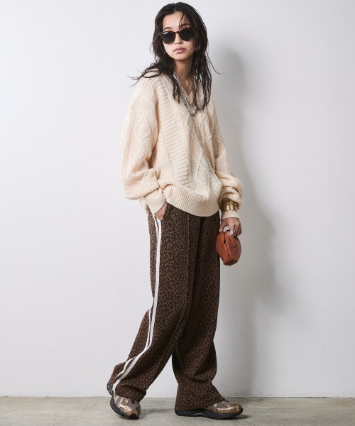 CHIC STYLE(シックスタイル)の「ケーブル編Vネックロングスリーブニットプルオーバー<大きいサイズ有>シックスタイル(ニット/セーター・レディース・アイボリー/グレー/キャメル・5L/4L/3L/LL/L/M)」の9枚目の写真