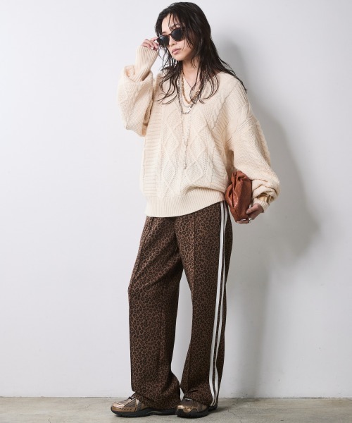 CHIC STYLE(シックスタイル)の「ケーブル編Vネックロングスリーブニットプルオーバー<大きいサイズ有>シックスタイル(ニット/セーター・レディース・アイボリー/グレー/キャメル・5L/4L/3L/LL/L/M)」の20枚目の写真