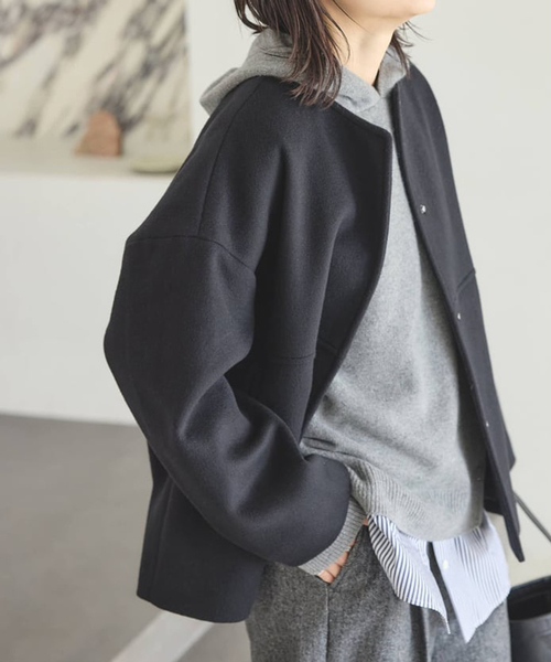 JOURNAL STANDARD（ジャーナルスタンダード）の「《追加》スーパー140ビーバーノーカラーショートコート（ノーカラーコート・レディース・ブラック/チョコ/ホワイト×ホワイト/グレー・36/38）」の3枚目の写真