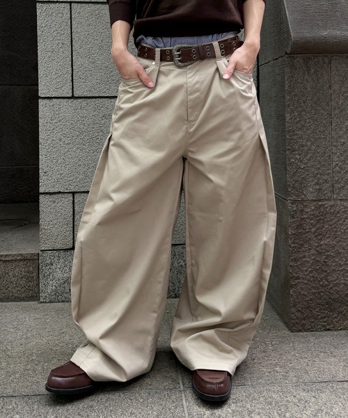 kutir(クティール)の「ASSORT TUCK DESIGN CHINO PANTS / アソートタックデザインチノパン(その他パンツ・メンズ・チャコールグレー/ベージュ/ブラック・SMALL/MEDIUM/LARGE)」の3枚目の写真
