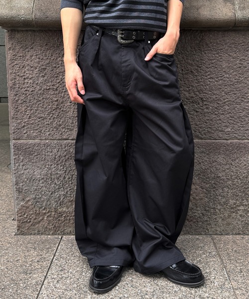 kutir(クティール)の「ASSORT TUCK DESIGN CHINO PANTS / アソートタックデザインチノパン(その他パンツ・メンズ・チャコールグレー/ベージュ/ブラック・SMALL/MEDIUM/LARGE)」の2枚目の写真