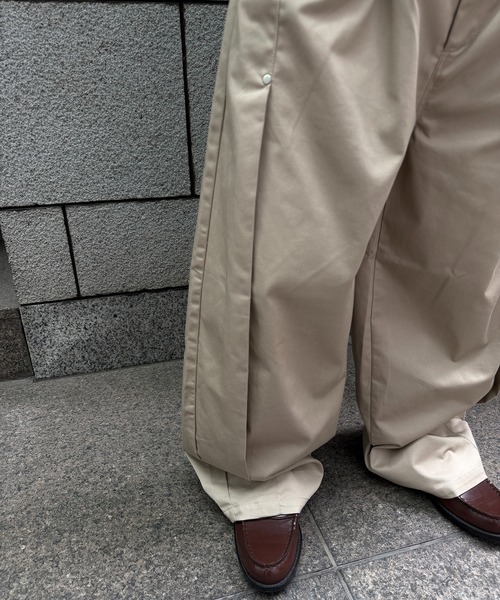 kutir(クティール)の「ASSORT TUCK DESIGN CHINO PANTS / アソートタックデザインチノパン(その他パンツ・メンズ・チャコールグレー/ベージュ/ブラック・SMALL/MEDIUM/LARGE)」の18枚目の写真