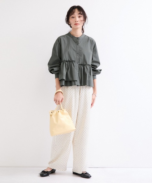 le cercle ADAM ET ROPE'(ルセルクルアダムエロペ)の「裾フリルブラウス(シャツ/ブラウス・レディース・チャコールグレー/ブルー/マスタード・FREE)」の4枚目の写真