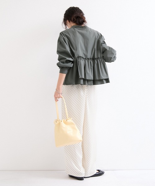 le cercle ADAM ET ROPE'(ルセルクルアダムエロペ)の「裾フリルブラウス(シャツ/ブラウス・レディース・チャコールグレー/ブルー/マスタード・FREE)」の5枚目の写真