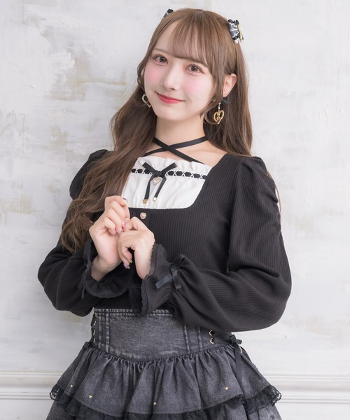 ROJITA(ロジータ)の「クロスリボンヨーク切替長袖トップス(Tシャツ/カットソー・レディース・ブラック/ピンクベージュ/ホワイト・FREE)」の1枚目の写真